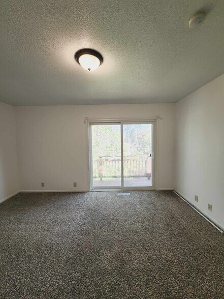 Building Photo - 265 Stevens St W