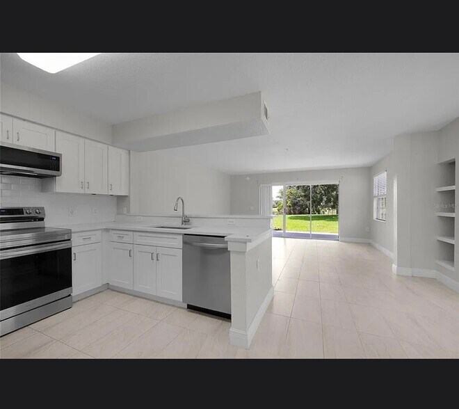 Building Photo - 13929 Fairway Island Dr