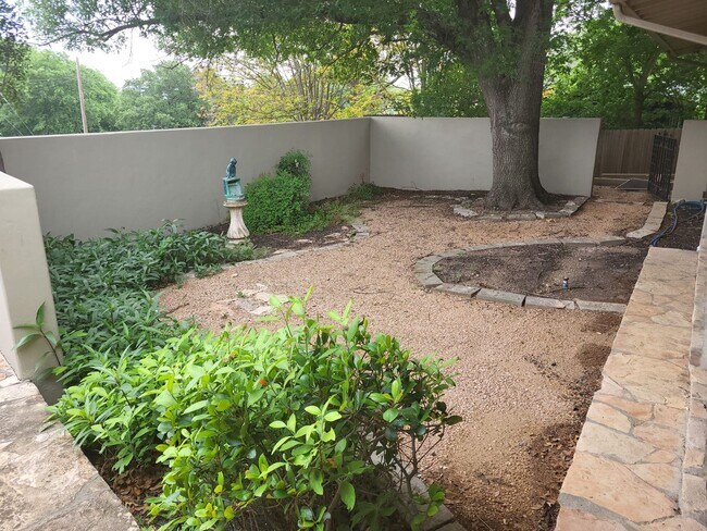 Building Photo - Mid-century home ready for move-in