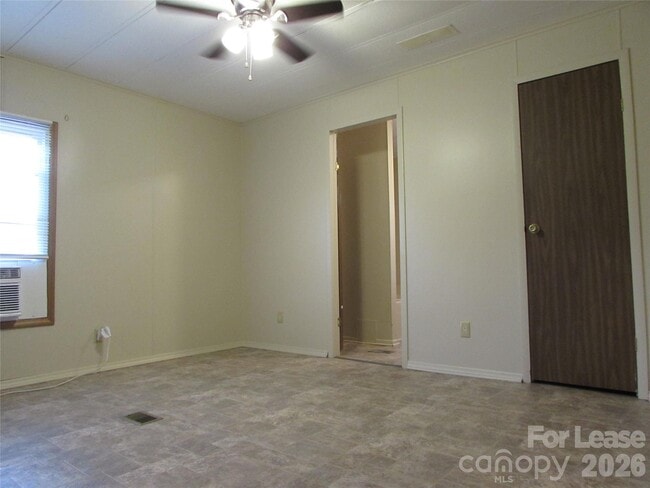 Building Photo - 124 Cove View Dr