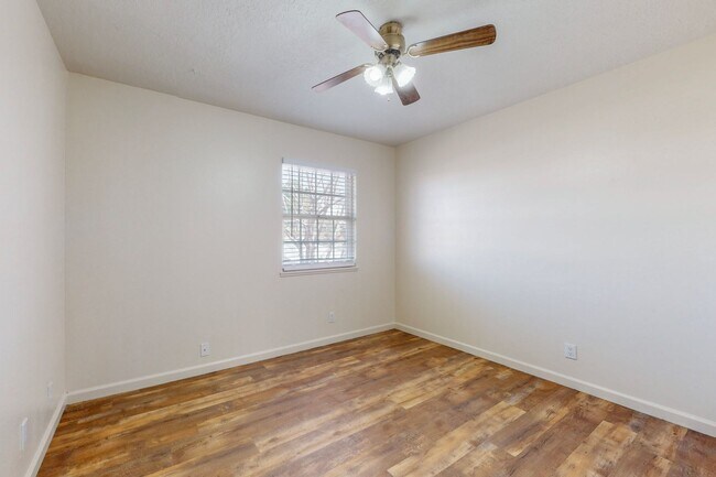 Building Photo - North Valley 3 bedroom Townhouse