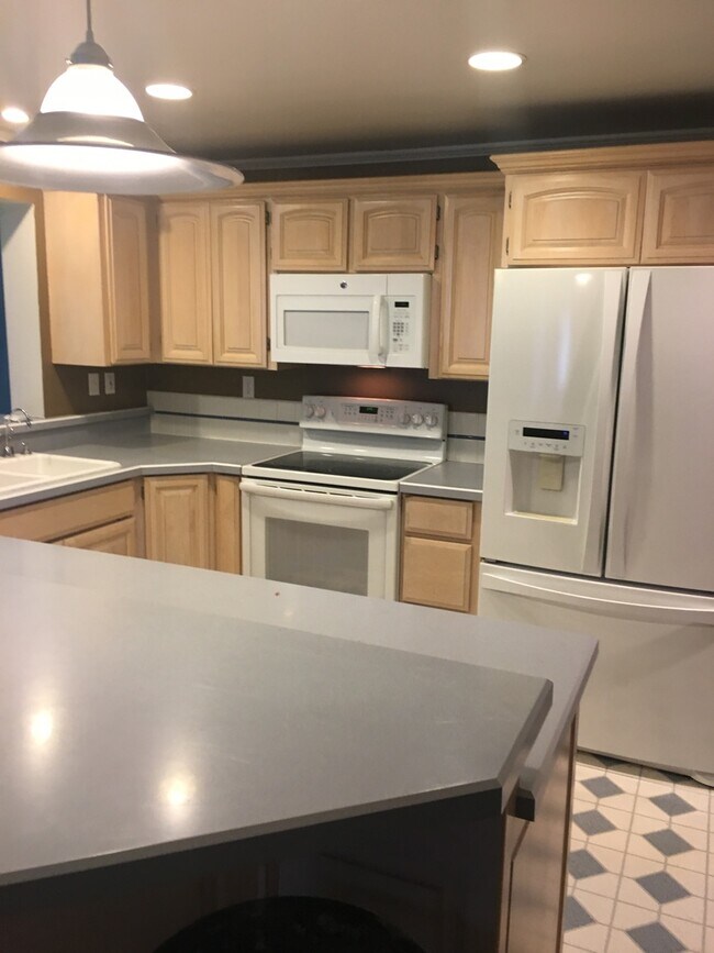 Building Photo - HUGE HOME FOR RENT!!