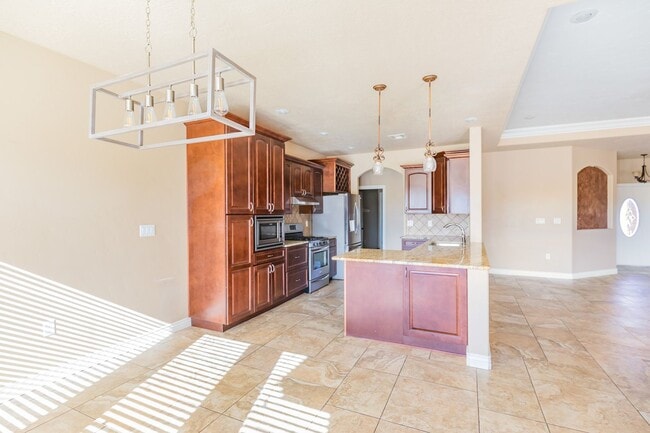 Building Photo - Modern 4 Bedroom 2 Bath Home!