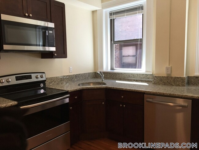 Building Photo - 1463 Beacon St