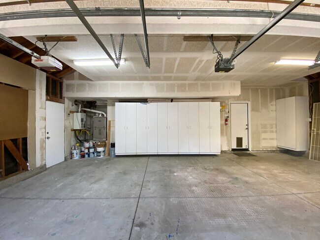 Building Photo - Stunning 4 bedroom Home with a Pool locate...