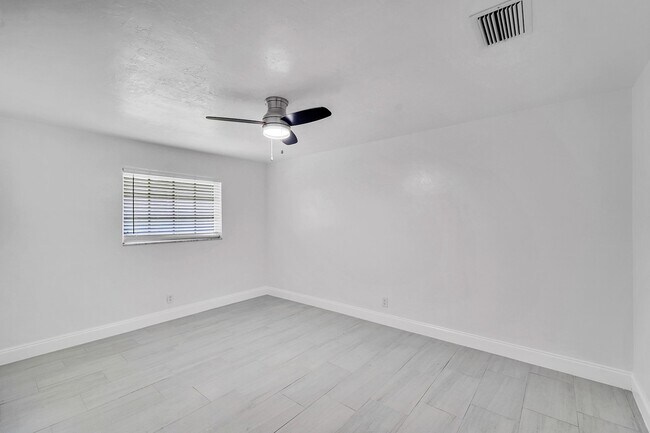 Building Photo - 3283 Coral Hills Dr