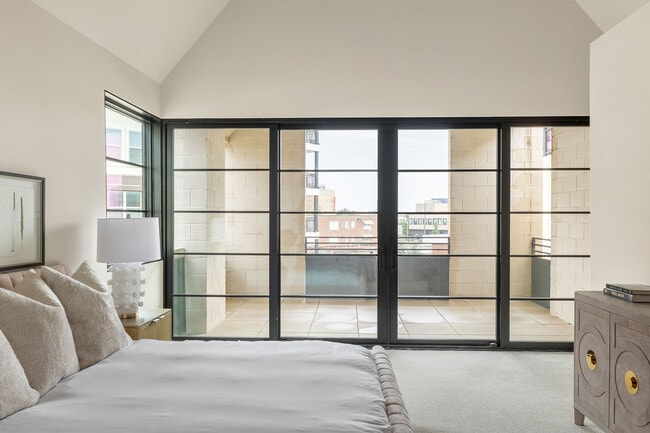 Building Photo - 1325 N Dewey Ave