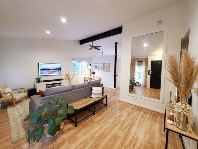 Building Photo - 924 Acorn Oaks Dr