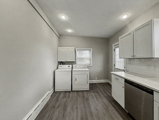 Building Photo - 4 Bedroom and 2 Bath House with In-Unit La...