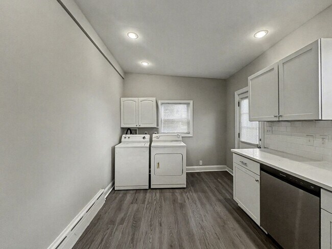 Building Photo - 4 Bedroom and 2 Bath House with In-Unit Laundry, Dishwasher, and Off-Street Parking