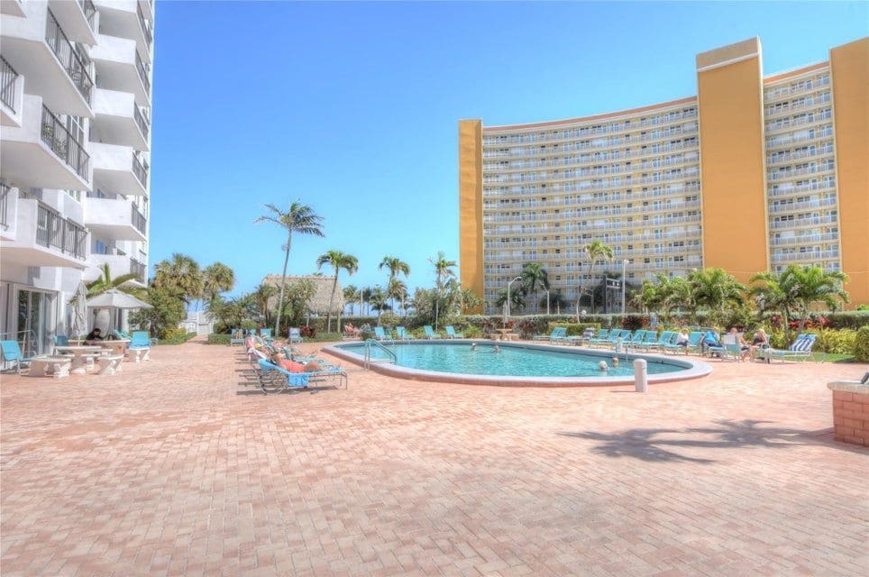 Building Photo - 405 N Ocean Blvd