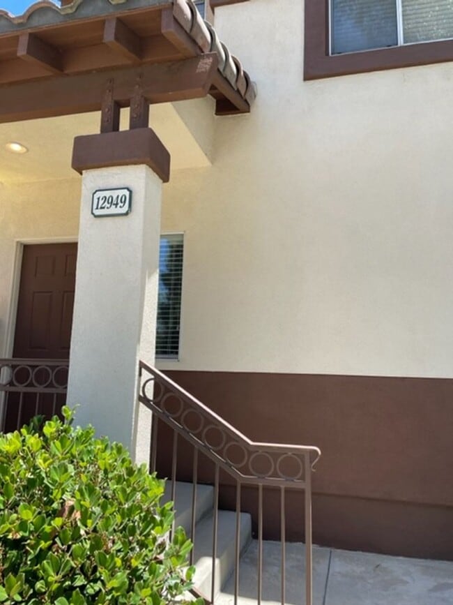 Building Photo - 2 Bedroom in Beautiful Tustin Golf Community