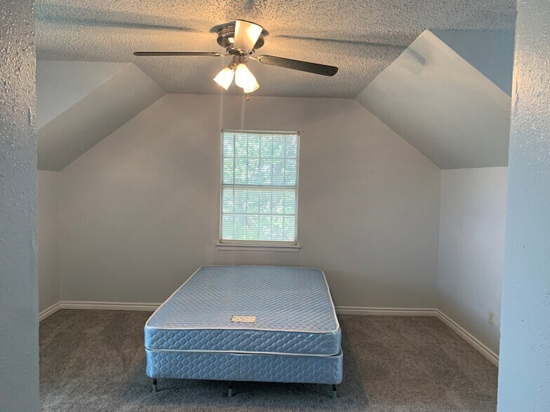 Building Photo - 984 E Schirra Dr