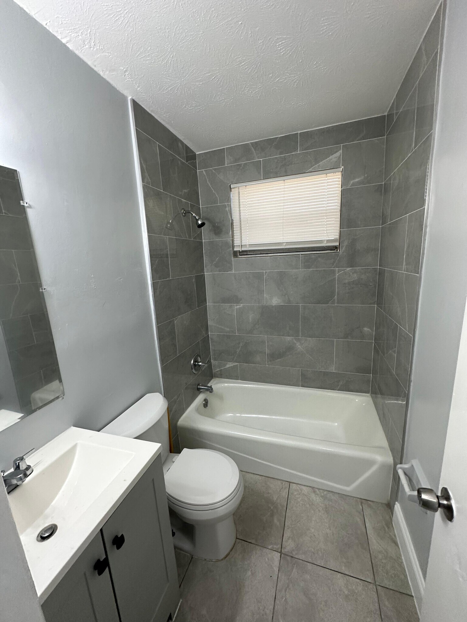 Building Photo - 1625 W 26th St