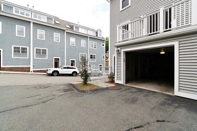 Building Photo - 426 Medford St