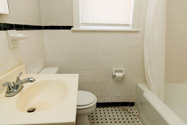 Building Photo - LEASING SPECIAL: 1/2 MONTH FREE IF SIGNED BY 8/10/2026