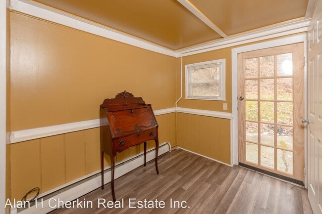 Building Photo - 3 br, 1 bath House - 4 East Miller Road