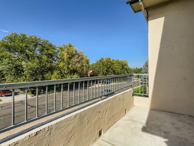 Building Photo - Evolve Real Estate: Bright 1 Bedroom Condo with  Private Garage near DTC!