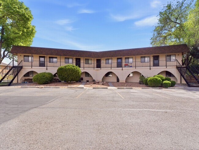 Building Photo - Remodeled 2 Bedroom, 1 Bathroom Apartment- Close to shopping!