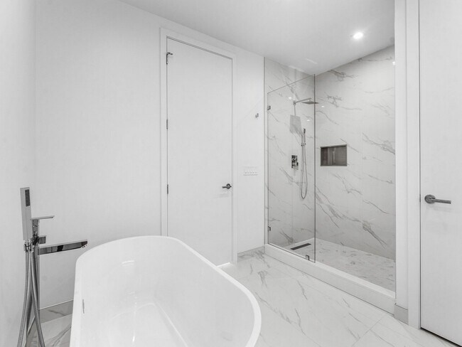 Building Photo - 220 Lake Shore Dr