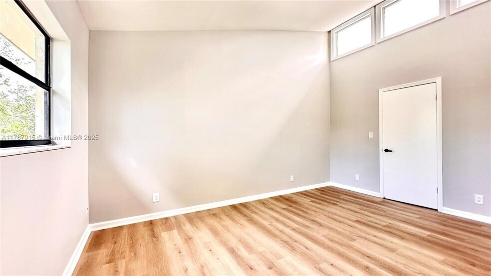 Building Photo - 1455 Holly Heights Dr