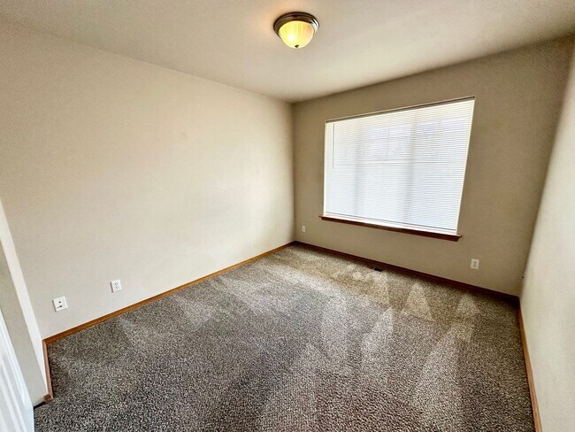 Building Photo - 4 Bed 2 Bath Home with Garage and Yard