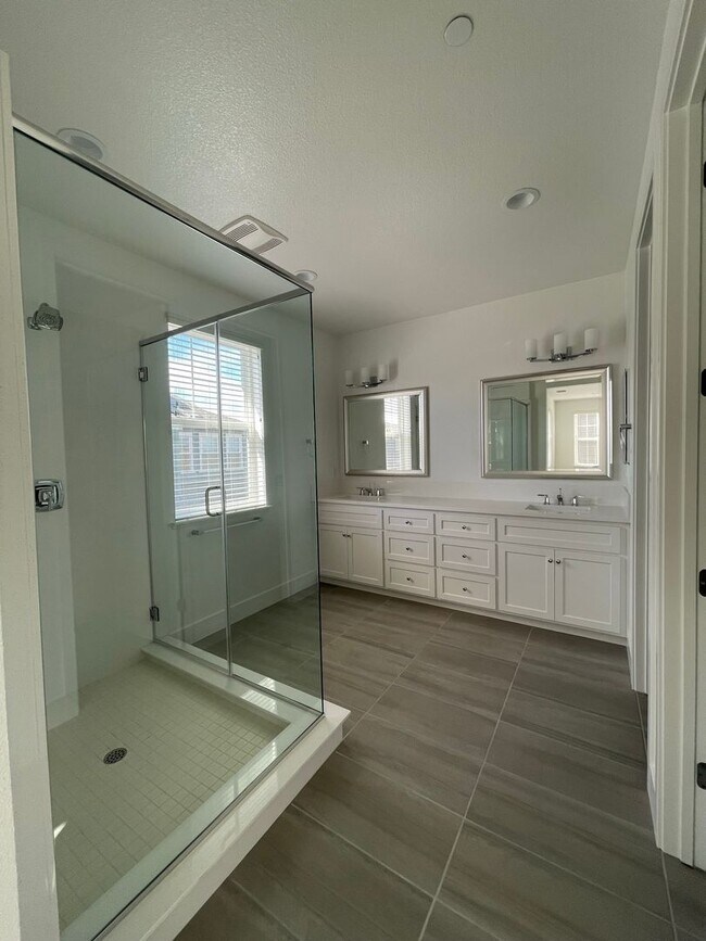 Building Photo - Newer home in Dunes Community