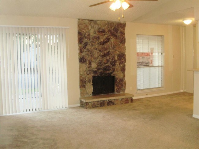 Building Photo - 17331 Red Oak Dr