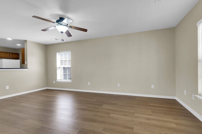 Building Photo - Charming 3BR Home with Private Fenced Backyard in Hunter’s Bend – Move-In Ready!