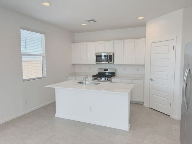 Building Photo - MOVE IN SPECIALS!! 15 DAYS RENT FREE!! New 5-Bedroom Home in Phoenix with Upgrades!