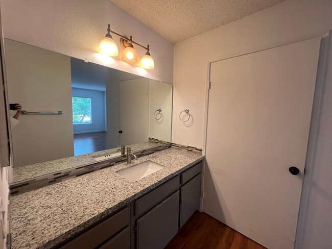 Building Photo - 2 Bedroom Condo in UTC!