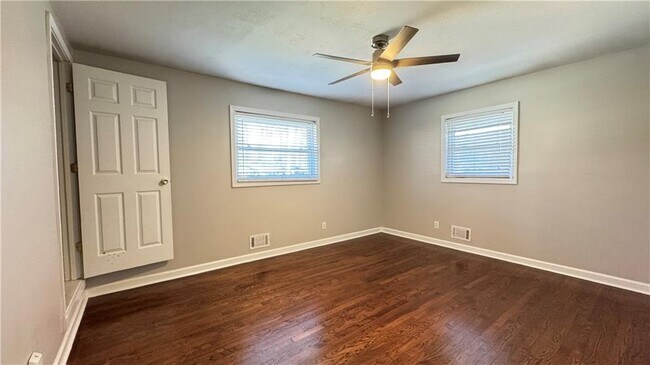 Building Photo - 552 Sybil Ln SE