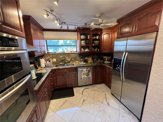 Building Photo - 4800 Bayview Dr