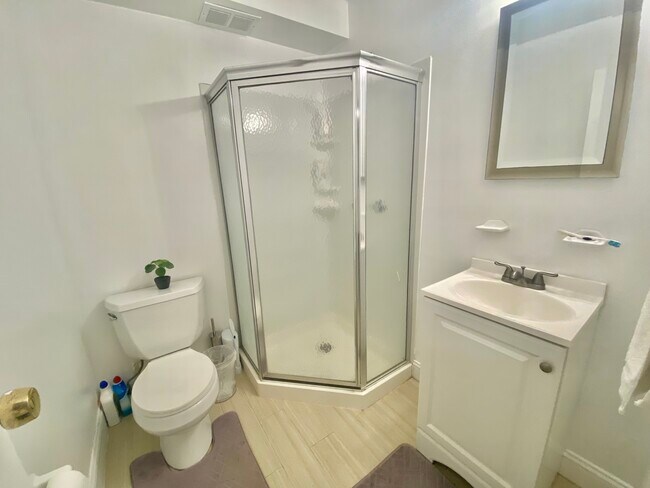 Building Photo - 14 Windsor Rd