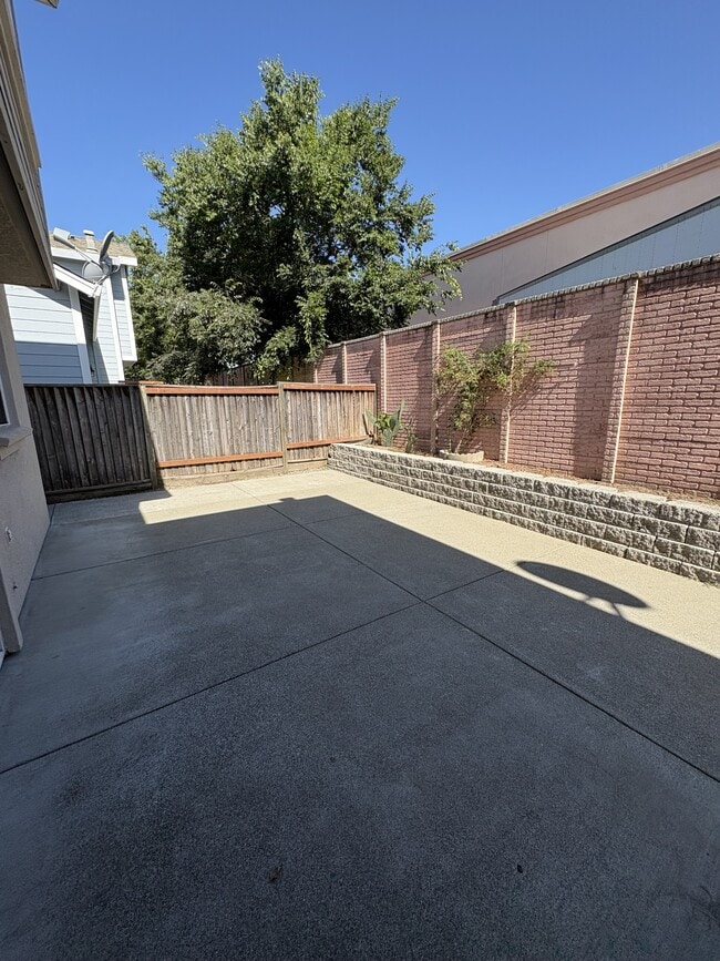 Building Photo - 2812 Bay Village Ave