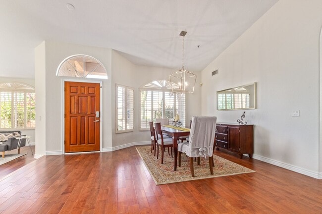 Building Photo - Come Settle In — This Scottsdale Gem Is Re...