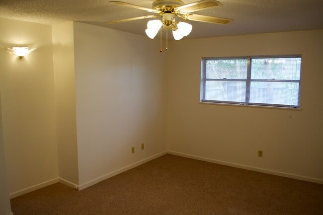 Building Photo - Spacious 4 Bedroom Home with multiple livi...