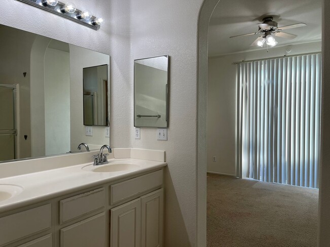 Building Photo - 3 bedroom- 2 bath Home in Victorville!