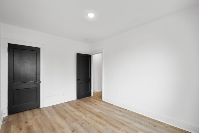 Building Photo - RENOVATED TOP TO BOTTOM! 2-BEDROOM IN THE ...