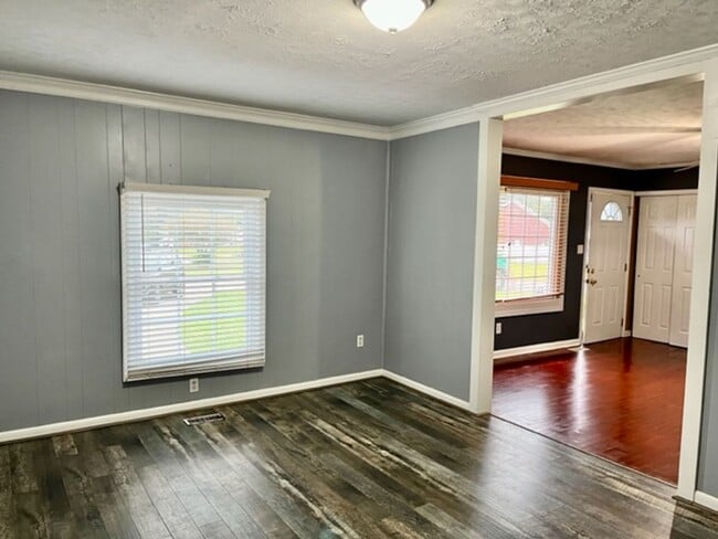 Building Photo - Rental Avail in Montclair!