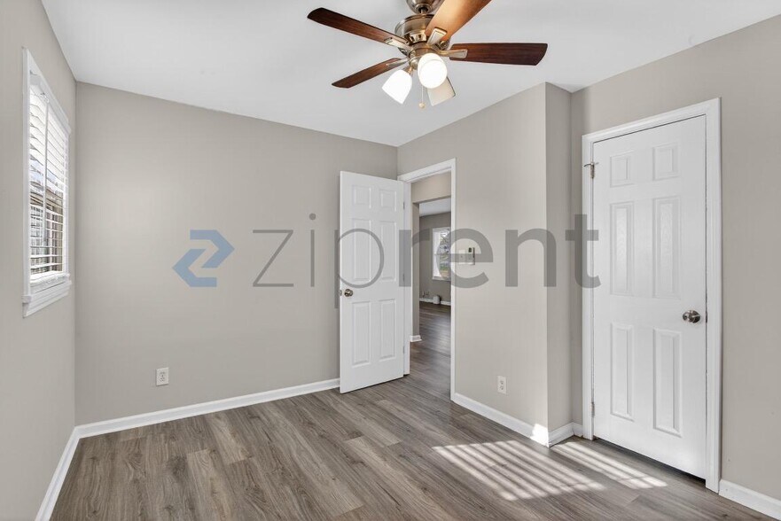 Building Photo - Unit A