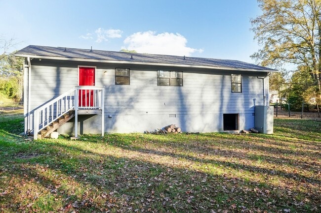 Building Photo - Three Bedroom Home!