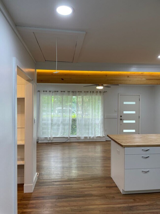 Building Photo - 2/1 Beach Bungalow in Biloxi