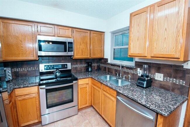 Building Photo - 3805 Landmark Dr
