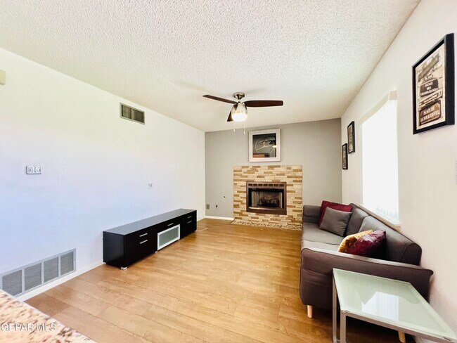 Building Photo - 7804 Plaza Blanca St