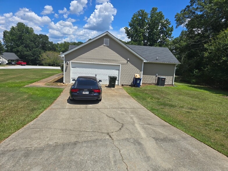 Building Photo - 1700 Riveredge Walk