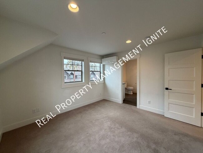 Building Photo - 1650 NW Lewis St