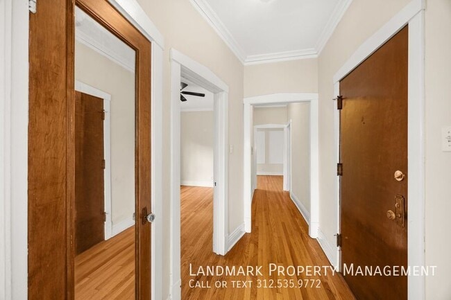 Building Photo - 824 W Wrightwood Ave