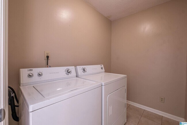 Building Photo - 1402 Applegate Dr