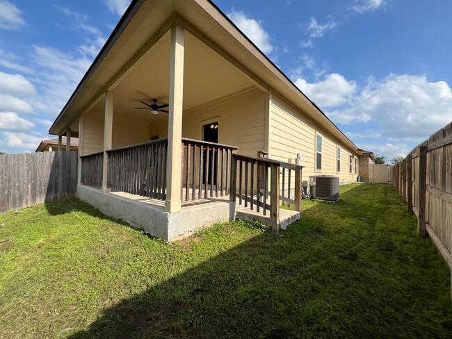 Building Photo - Luxury 3/2 Duplex in Seguin, Texas